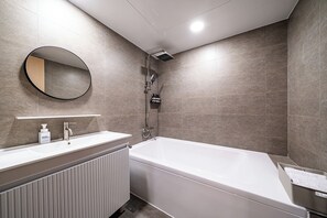 Suite | Bathroom | Hair dryer, towels, soap, shampoo - RESTIA STAY GANGNEUNG STATION (Gangneung)