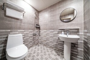 Deluxe Double Room | Bathroom | Hair dryer, towels, soap, shampoo