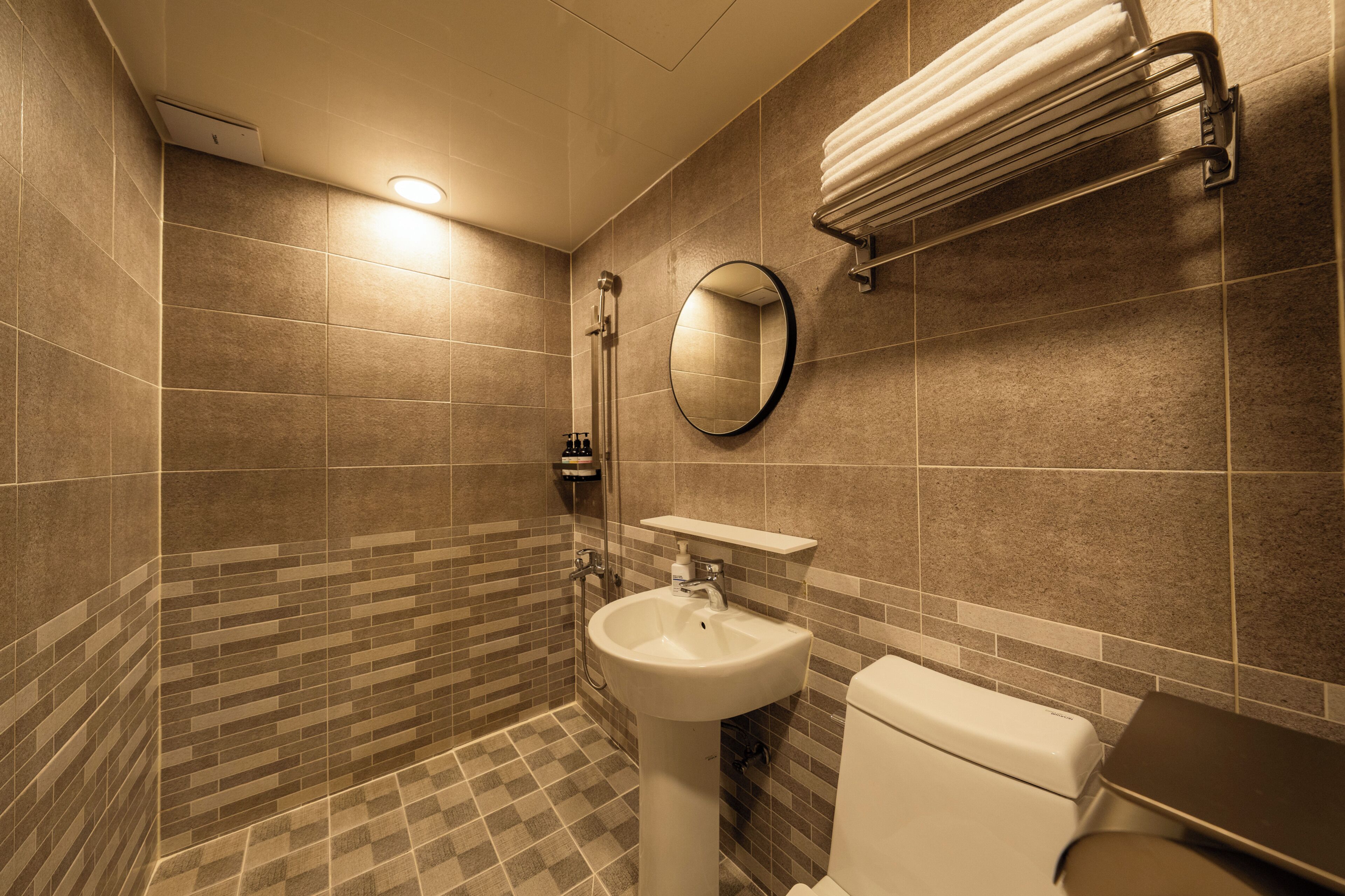 Deluxe Twin Room | Bathroom | Hair dryer, towels, soap, shampoo