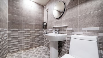 Deluxe Twin kamer | Badkamer | Een haardroger, handdoeken, zeep, shampoo