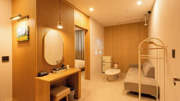 Suite | Desk, free WiFi