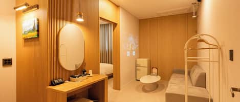 Suite | Desk, free WiFi