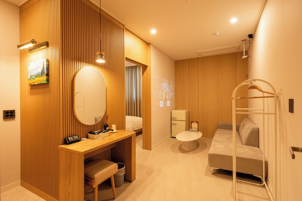 Suite | Desk, free WiFi
