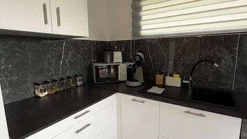 Jääkaappi, mikroaaltouuni, uuni, liesi