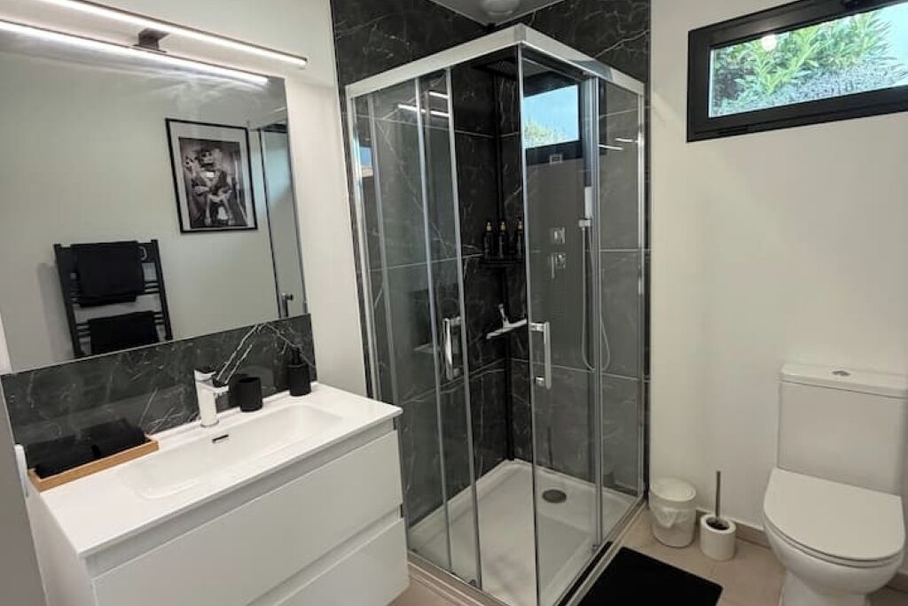 Een douche, een haardroger, zeep