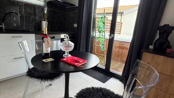 Réfrigérateur, micro-ondes, four, plaque de cuisson