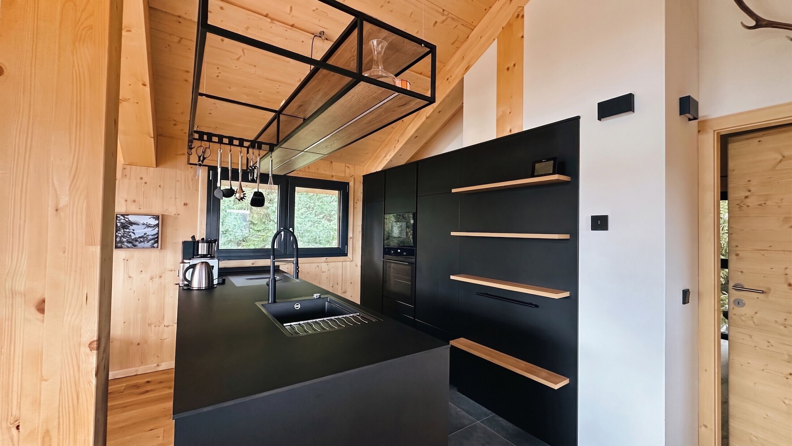 Wasserkocher mit Kaffee-/Teezubehör, Kühlschrank, Mikrowelle, Ofen