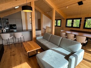 Un interior moderno con un sofá, una mesa de comedor y sillas.