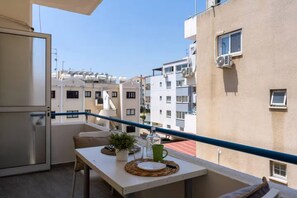 Outdoor dining - Orchid Cozy Studio & Balcony in Larnaca (Larnaca)