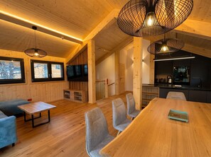 Ein modernes Interieur mit Essbereich, Küche und Sitzgelegenheiten.