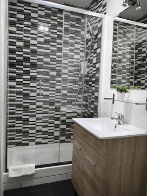 Shower, hair dryer, towels, soap - Ch Cruz Madrid (Madrid)