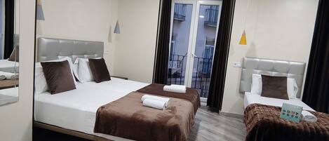 Comfort-Dreibettzimmer, Balkon, Stadtblick