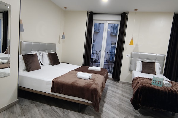 Comfort driepersoonskamer, balkon, uitzicht op de stad | Gratis wifi