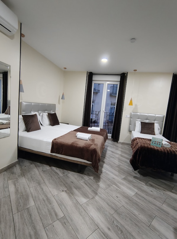 Chambre triple Confort, balcon, vue sur la ville | Accès au Wi-Fi (inclus)