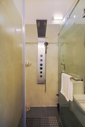 Deluxe Double Room | Bathroom | Free toiletries, towels, soap, shampoo - Manovan Resort (Belparao)