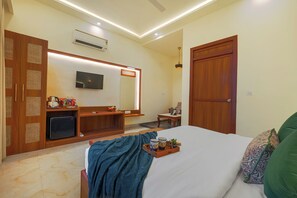 Deluxe Double Room | Desk, laptop workspace - Manovan Resort (Belparao)