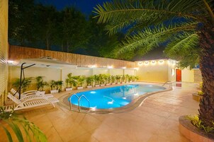 Una piscina al aire libre