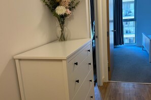 Interior - Central 1-bed Apt for 4 Near Transport & Shops (London)