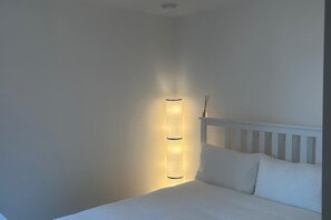1 bedroom, free WiFi, bed sheets - Central 1-bed Apt for 4 Near Transport & Shops (London)