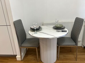 Dining - Central 1-bed Apt for 4 Near Transport & Shops (London)