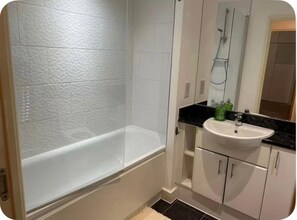 Shower, towels - Central 1-bed Apt for 4 Near Transport & Shops (London)