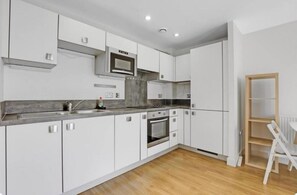 Fridge, microwave, oven, dishwasher - Central 1-bed Apt for 4 Near Transport & Shops (London)