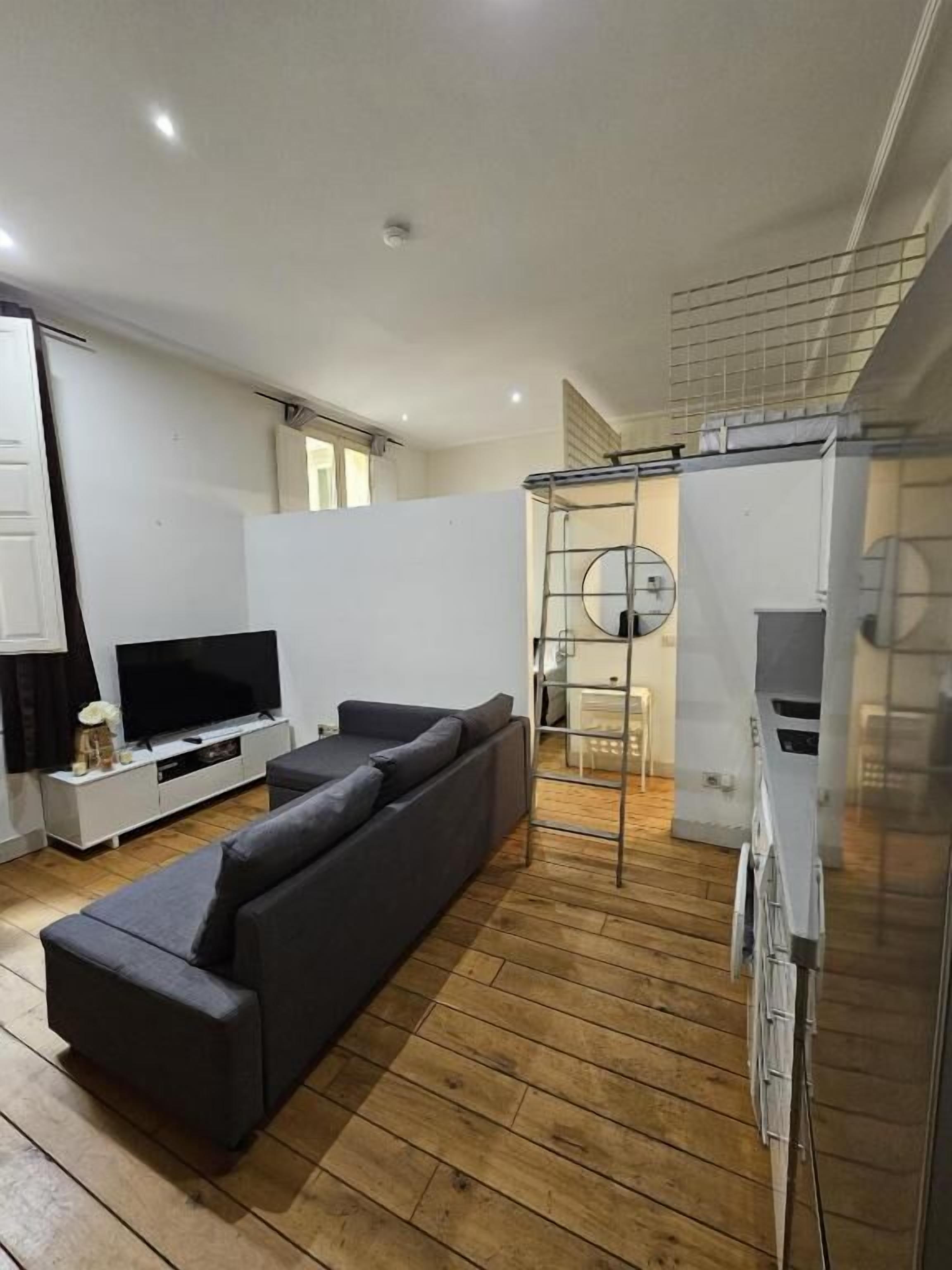 Habitación triple ejecutiva, vistas al patio | Zona de estar