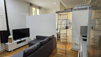 Executive Triple Room, Courtyard View | Living area