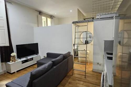 Habitación triple ejecutiva, vistas al patio | Zona de estar | Una televisión