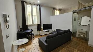 Habitación triple ejecutiva, vistas al patio | Zona de estar