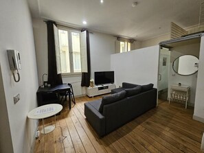 Habitación triple ejecutiva, vistas al patio | Zona de estar