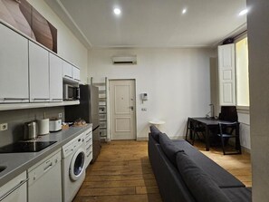 Executive Triple Room, Courtyard View | Private kitchen - Hostal Arenal Madrid (Madrid)