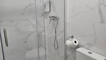 Ducha, secador de pelo, toallas y jabón