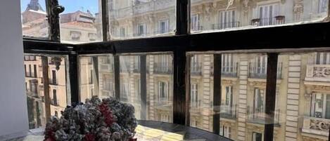 Dobbeltrom – deluxe, 1 dobbeltseng, terrasse, byutsikt | Innvendig