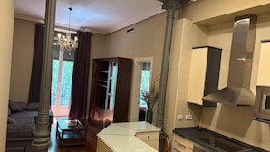 Una cocina moderna con estufa, horno y un comedor con mesa y sillas.