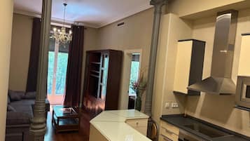 Executive Triple Room, City View | Living area | TV