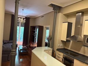 Habitación triple ejecutiva, vistas a la ciudad | Zona de estar | Una televisión