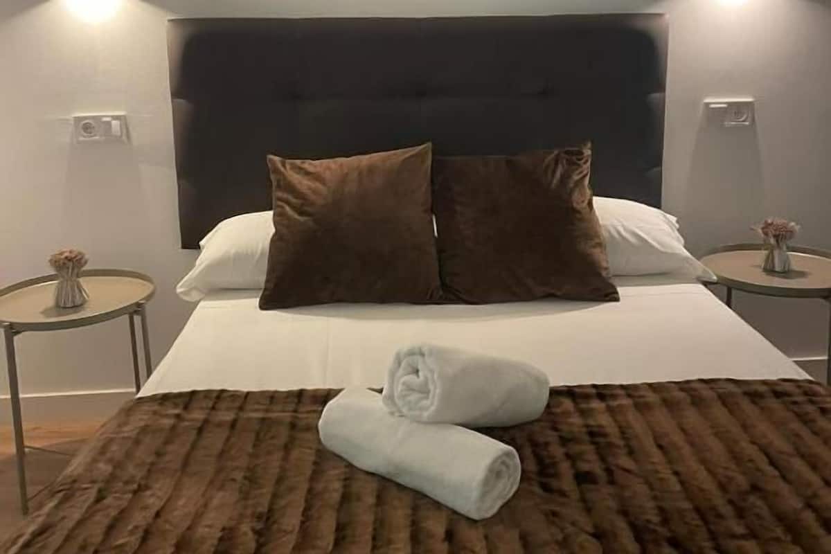 Desk, soundproofing, free WiFi, wheelchair access