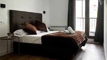 Habitación Deluxe doble, balcón, vistas a la ciudad | Escritorio, sistema de insonorización, wifi gratis