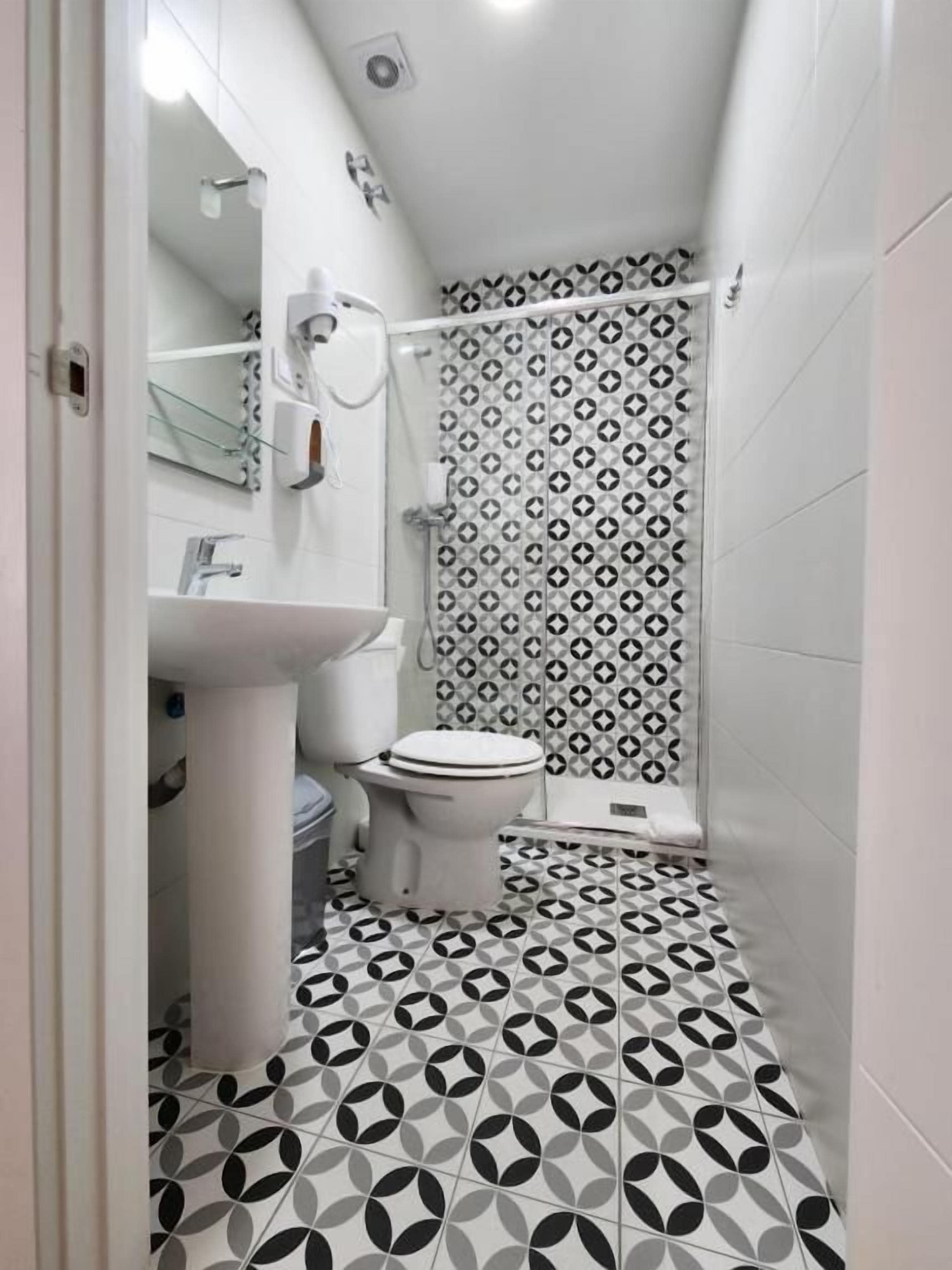Douche, séchoir à cheveux, serviettes fournies, savon