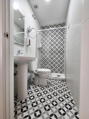 Shower, hair dryer, towels, soap - Hostal Arenal Madrid (Madrid)
