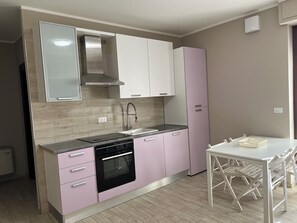 Fridge, oven, stovetop, coffee/tea maker