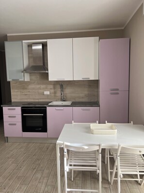 Fridge, oven, stovetop, coffee/tea maker