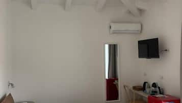 Escritorio, cortinas opacas, wifi gratis