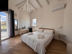 Desk, blackout curtains, free WiFi - Domo IL Tramonto Giba (Sardegna)