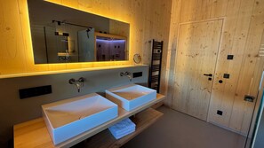 Shower, hair dryer, towels - Vacation apartment Fichtenstadel 75sqm (Unterwössen)