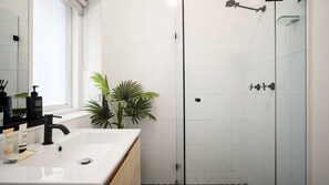 Shower, hair dryer, towels - Steps to the Surf at Bondi Beach (Bondi Beach)