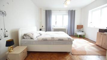 2 bedrooms, iron/ironing board, internet