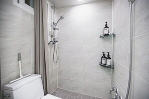 淋浴设施、吹风机、毛巾、肥皂