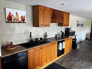 冷蔵庫、電子レンジ、オーブン、コンロ